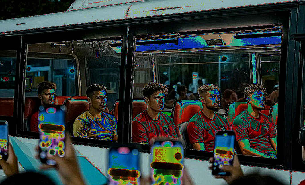 ফুটবল ডেস্কে পৌঁছানো একটি ফাইল, যেখানে একটি পাসও ছিল না