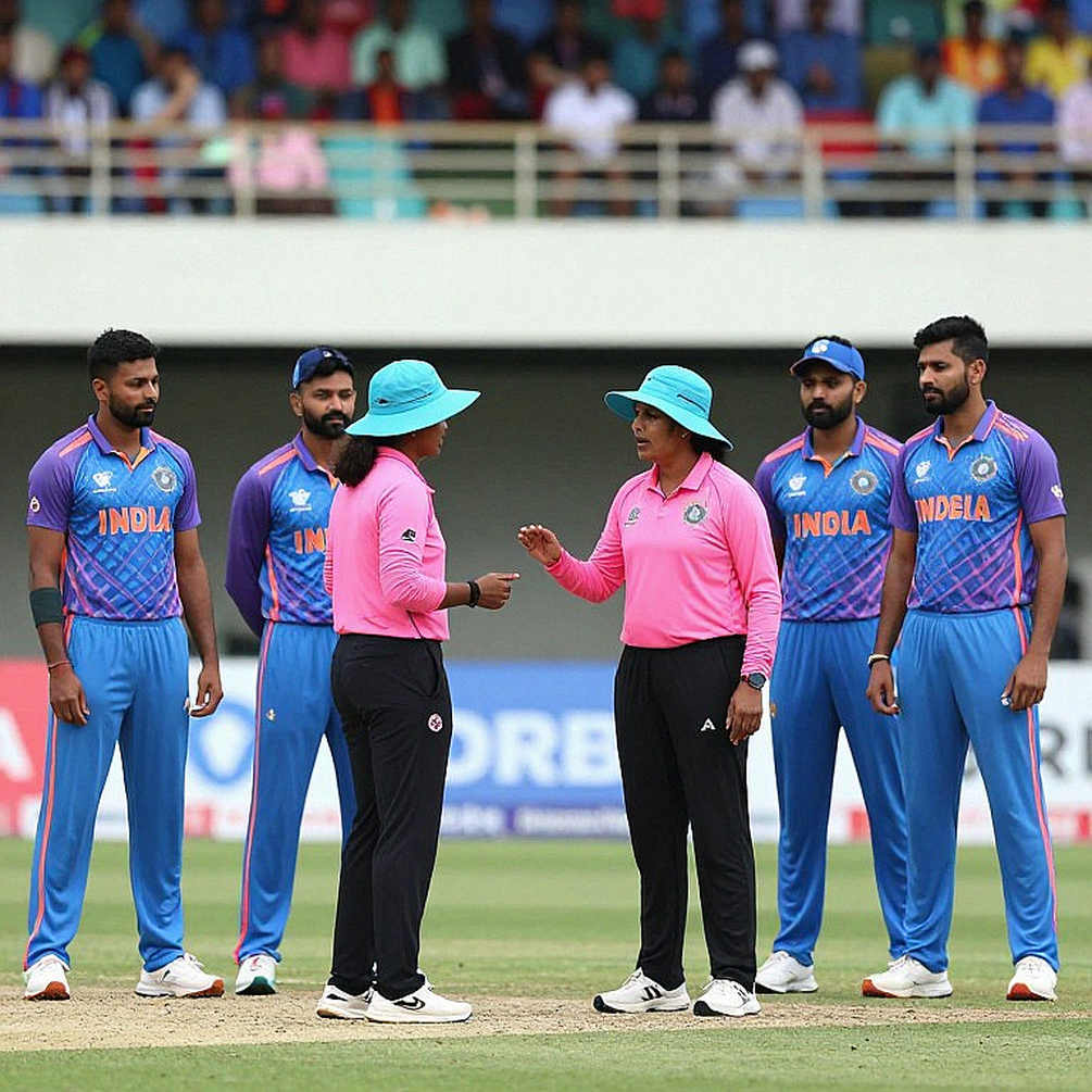 দুই ট্রফি, এক খাতা: এশিয়ার নারী ক্রিকেট কী জিতল, আর কী হারাল